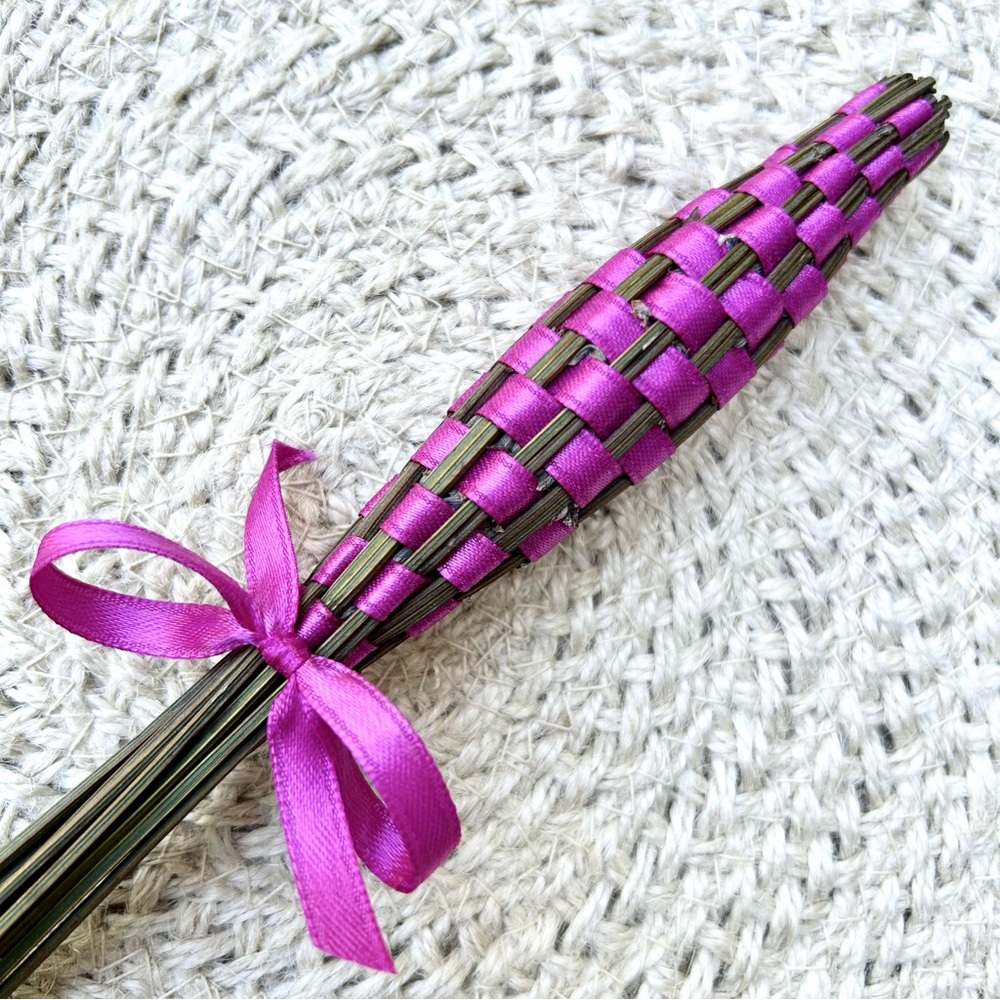 Handmade Lavender Wand - Hand-woven Fragrant Sachet